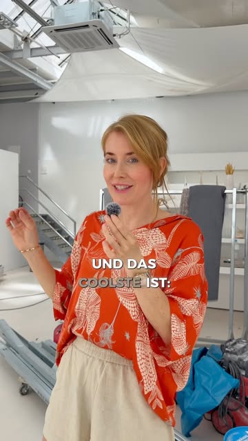 Instagram-Beitrag: Dr. Jennifer Peters in einem Fotostudio, dazu die eingeblendete Textzeile „Und das Coolste ist:“